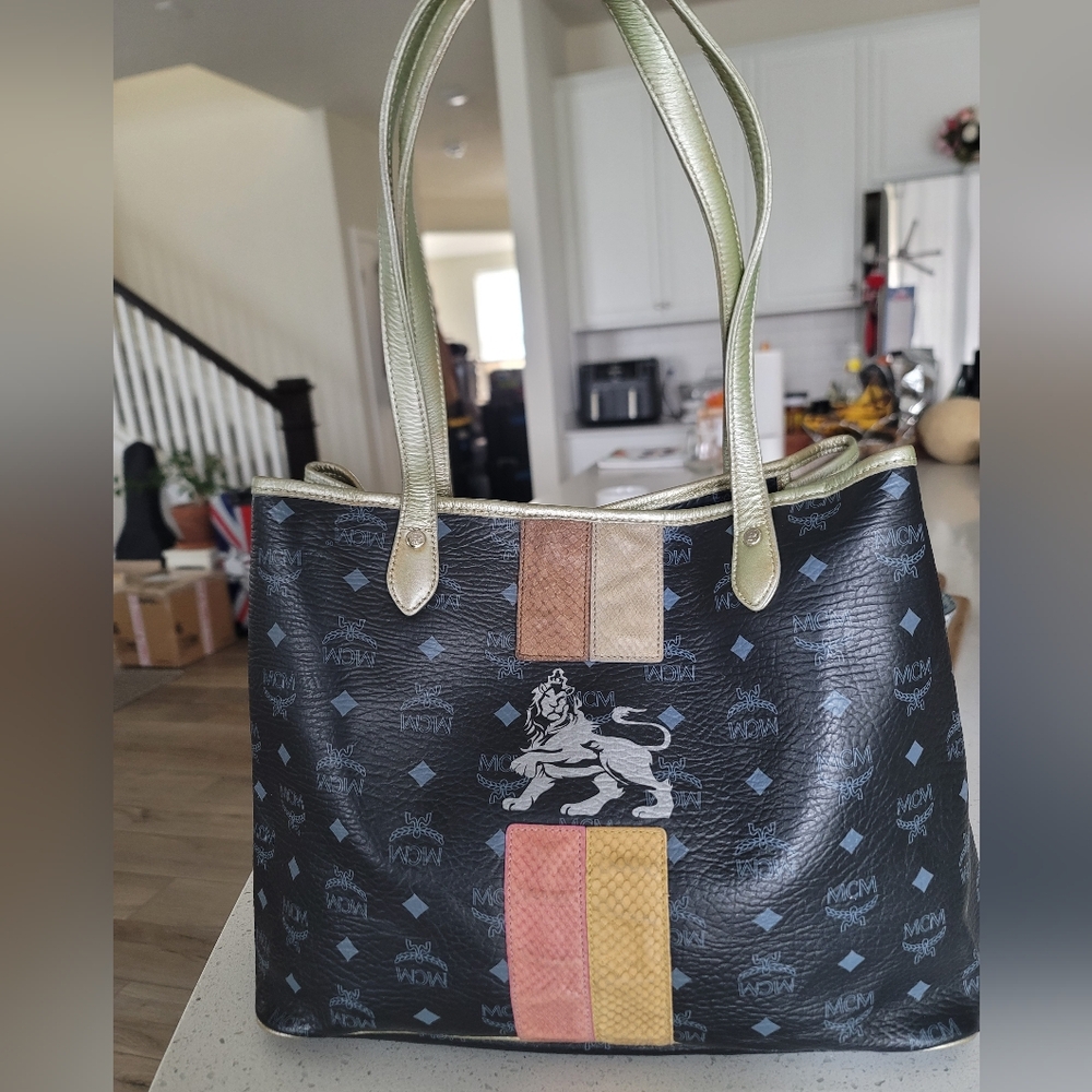 MCMDark Black/Gold Visetos Coated Canvas Princess Lion Tote Bag